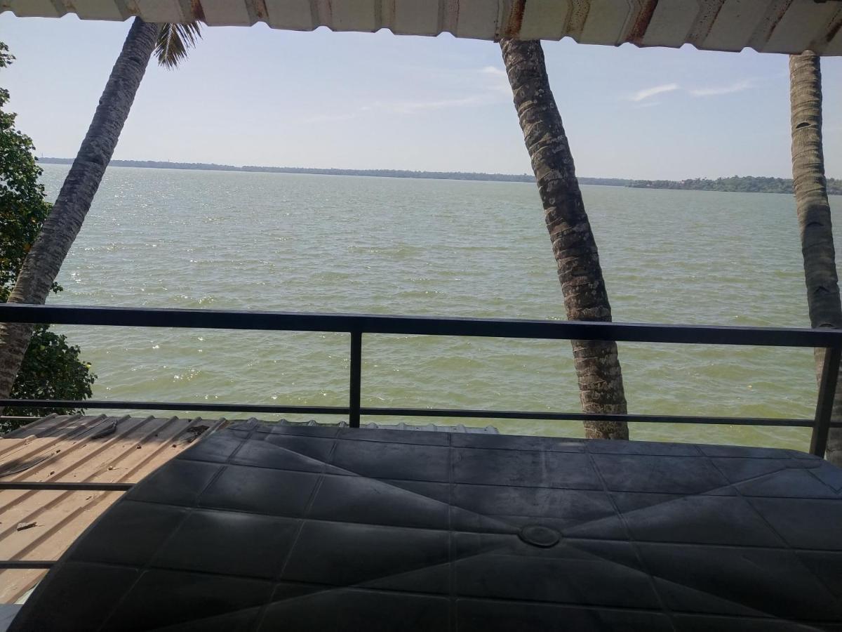 Santa Maria Hostel Munroe Island Mundrothuruth Bagian luar foto