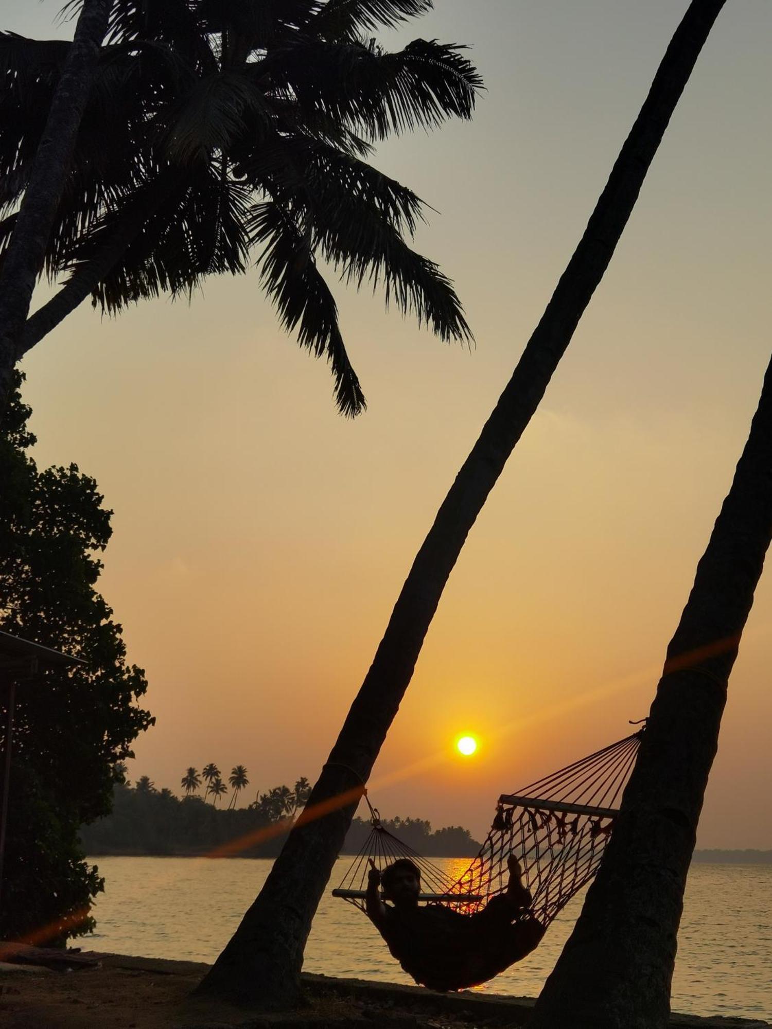Santa Maria Hostel Munroe Island Mundrothuruth Bagian luar foto